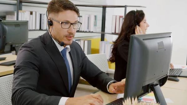 Gente Negocios Que Usa Auriculares Trabajando Oficina Para Apoyar Clientes —  Fotos de Stock