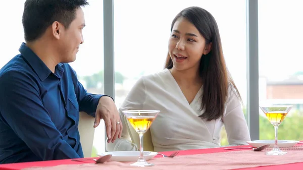 Glückliches Romantisches Paar Beim Mittagessen Restaurant Ehejubiläum Und Lebensstil — Stockfoto