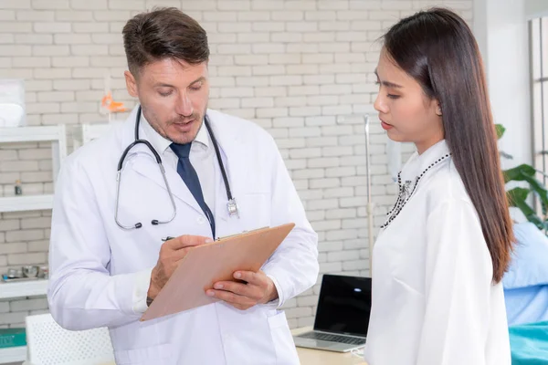 Medico Uniforme Professionale Che Esamina Paziente Ospedale Clinica Medica Concetto — Foto Stock