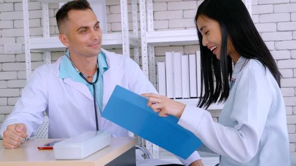 Doutor Uniforme Profissional Examinando Paciente Hospital Clínica Médica Conceito Serviço — Fotografia de Stock