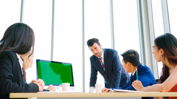 Gente Negocios Sala Conferencias Con Pantalla Verde Croma Key Computadora — Foto de Stock