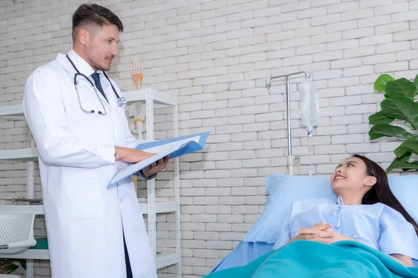 Läkare Professionell Uniform Som Undersöker Patienten Sjukhus Eller Läkarmottagning Koncept — Stockfoto