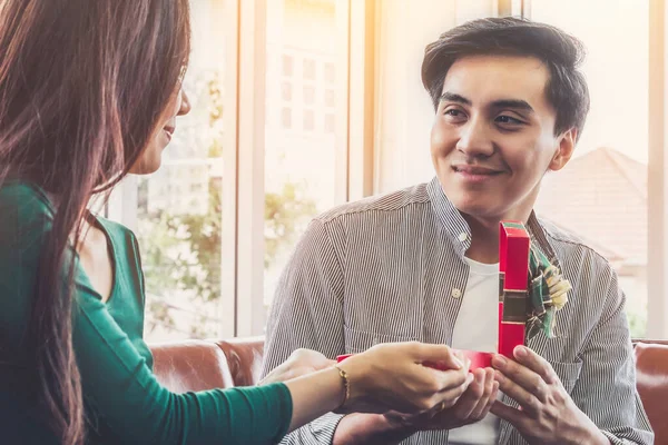 Feliz Pareja Dando Regalo Para Celebrar Aniversario Matrimonio Estilo Vida — Foto de Stock