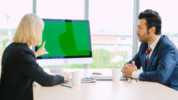 オフィステーブルの上に緑の画面クロマキーテレビやコンピュータを持つ会議室のビジネス人 ビデオ会議の会議でビジネスマンやビジネスマンの多様なグループの呼び出し — ストック写真