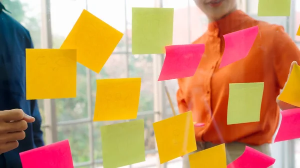 Geschäftsleute Arbeiten Büro Der Projektplanung Und Führen Gespräche Mit Befreundeten — Stockfoto