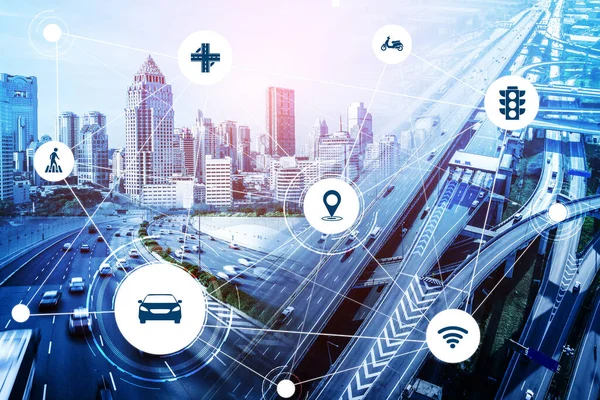 Gelecekteki araba trafiği için akıllı ulaşım teknolojisi kavramı. Sanal akıllı sistem, şehir sokaklarındaki araç verilerini birbirine bağlamak için dijital bilgi analizi yapıyor. Gelecekteki yenilik .