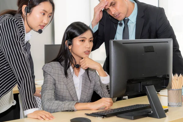 Les Gens Affaires Qui Portent Casque Sentent Malheureux Travailler Bureau — Photo