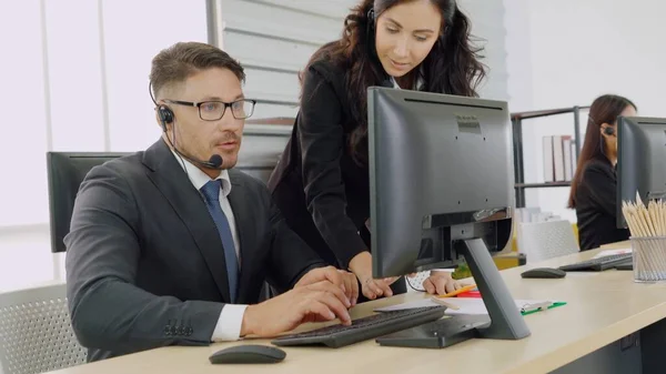 Gente Negocios Que Usa Auriculares Trabajando Oficina Para Apoyar Clientes —  Fotos de Stock