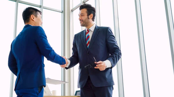 Handshake Pessoas Negócios Escritório Corporativo Mostrando Acordo Profissional Contrato Negócio — Fotografia de Stock