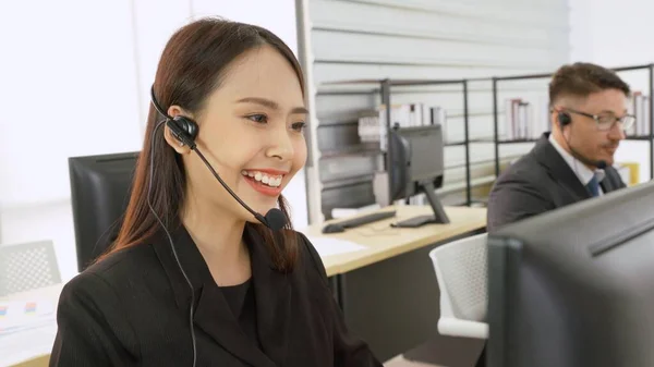 離れた顧客か同僚をサポートするためにオフィスで働くヘッドセットを身に着けているビジネス人々 コールセンター テレマーケティング カスタマーサポートエージェントは 電話ビデオ会議コールでサービスを提供します — ストック写真
