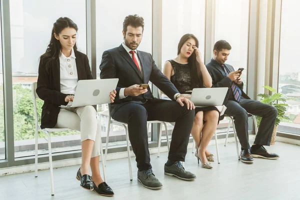 Arbeitssuchende Und Bewerber Warten Auf Bürostühlen Auf Ein Vorstellungsgespräch Qualifizierungskonzept — Stockfoto