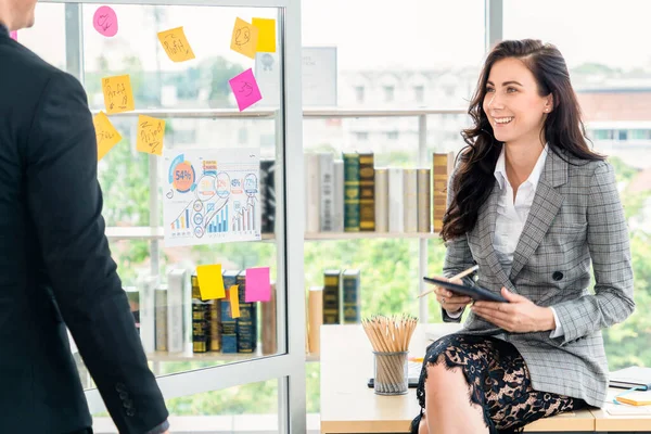 Due Uomini Affari Parlano Strategia Progettuale Nella Sala Riunioni Dell — Foto Stock