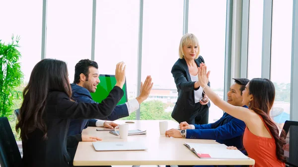 Pessoas Negócios Sala Conferências Com Tela Verde Chroma Key Computador — Fotografia de Stock