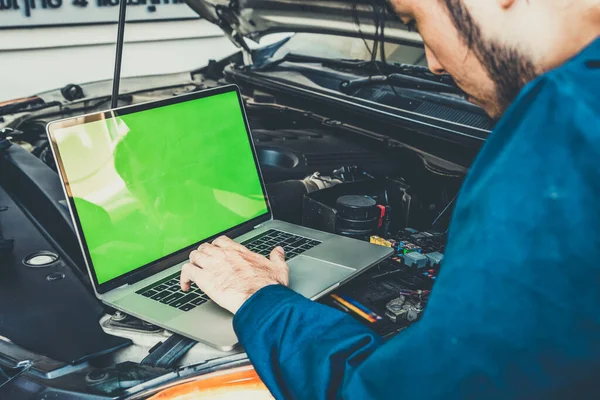 Mecânico Profissional Fornecendo Serviço Reparação Manutenção Automóveis Garagem Automóvel Conceito — Fotografia de Stock