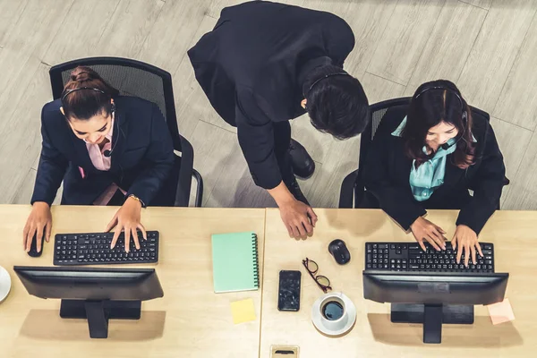 Pessoas Negócios Vestindo Headset Vista Superior Escritório Trabalhando Com Computador — Fotografia de Stock