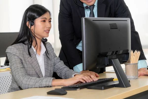 Gente Negocios Que Usa Auriculares Trabajando Oficina Para Apoyar Clientes —  Fotos de Stock