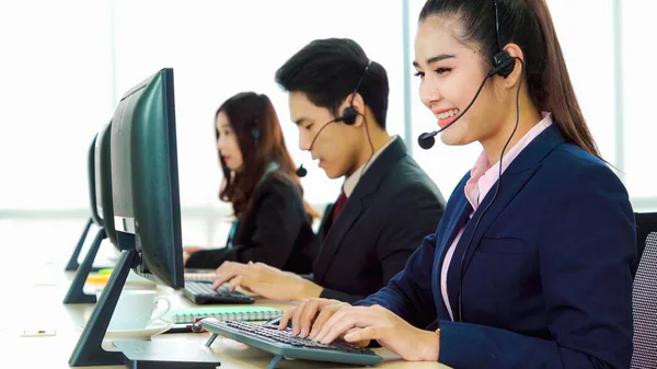 Geschäftsleute Mit Headset Arbeiten Büro Entfernte Kunden Oder Kollegen Unterstützen — Stockfoto