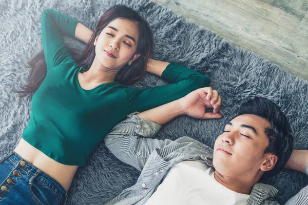 Casal Asiático Feliz Deitado Junto Tapete Chão Sala Estar Amor — Fotografia de Stock