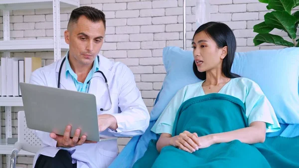 Medico Uniforme Professionale Che Esamina Paziente Ospedale Clinica Medica Concetto — Foto Stock