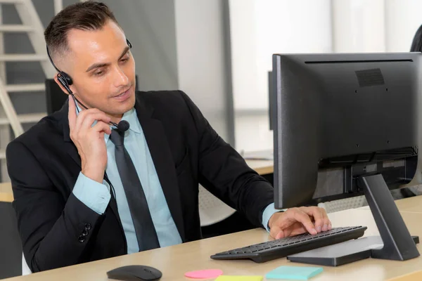 Zakenmensen Met Een Headset Die Kantoor Werken Klanten Collega Afstand — Stockfoto