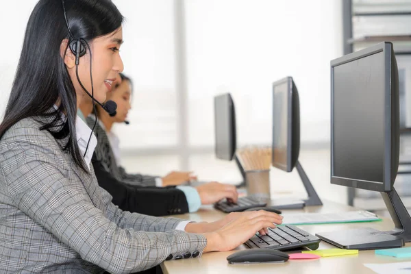 Geschäftsleute Mit Headset Arbeiten Büro Entfernte Kunden Oder Kollegen Unterstützen — Stockfoto