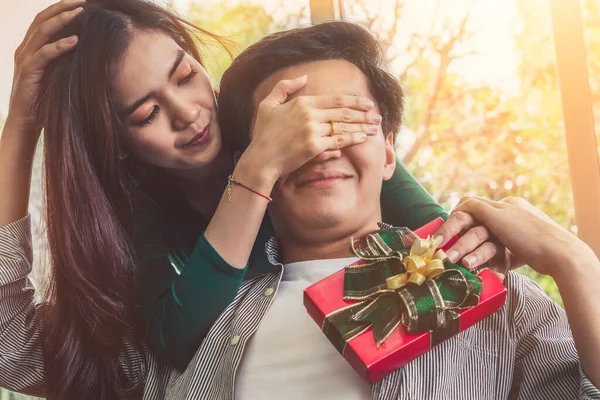 Feliz Pareja Dando Regalo Para Celebrar Aniversario Matrimonio Estilo Vida — Foto de Stock