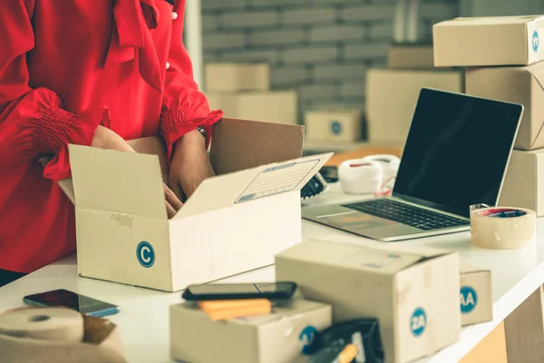 Vendedor Línea Trabaja Oficina Casa Empaca Caja Envío Cliente Propietario — Foto de Stock