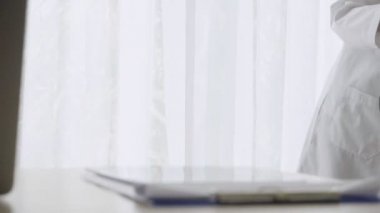 Hastanedeki ya da klinikteki hastalarla doktor ilgileniyor. Sağlık hizmetleri kavramı.