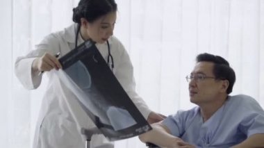 Hastanedeki ya da klinikteki hastalarla doktor ilgileniyor. Sağlık hizmetleri kavramı.