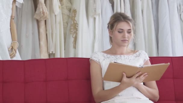 Livre ou catalogue de lecture de mariée en studio de mariage. — Video
