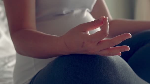 Bonne femme enceinte et attend bébé à la maison. — Video