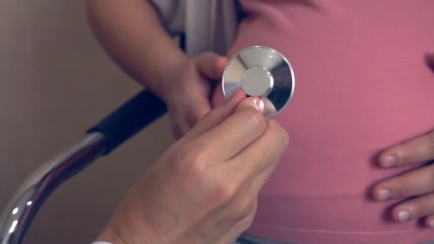 Gravid kvinna och gynekolog doktor vid sjukhuset — Stockvideo