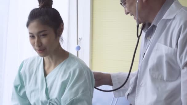 El médico se encarga del paciente en el hospital o clínica médica. Concepto sanitario. — Vídeo de stock