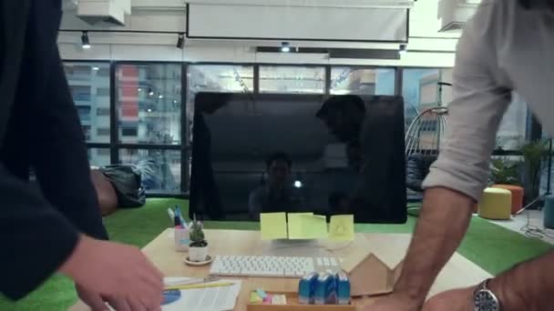 Kreativa affärsmän grupp som har samtal på kontoret skrivbord på arbetsplatsen. — Stockvideo