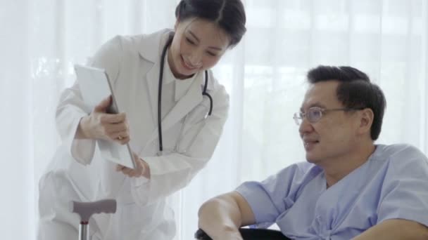 Dokter merawat pasien di rumah sakit atau klinik medis. Konsep layanan kesehatan.. — Stok Video