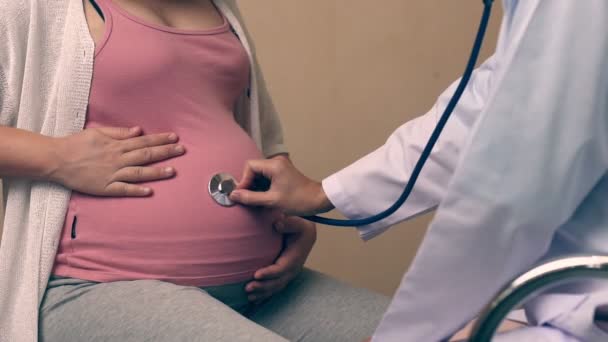 Donna incinta e ginecologo medico presso l'ospedale — Video Stock