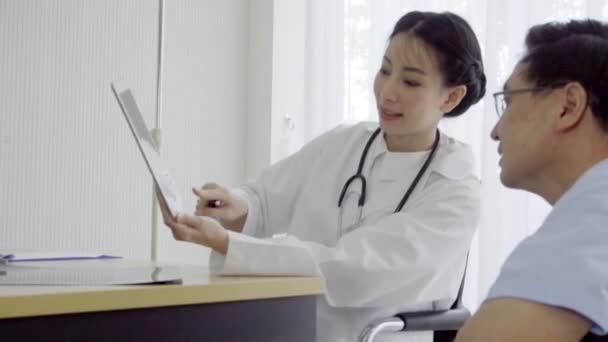 El médico se encarga del paciente en el hospital o clínica médica. Concepto sanitario. — Vídeos de Stock
