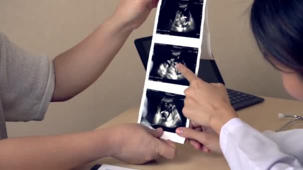 Těhotná žena a gynekolog lékař v nemocnici — Stock video