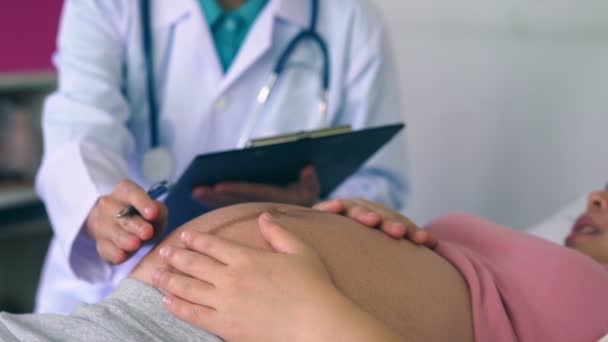 Беременная женщина и врач-гинеколог — стоковое видео