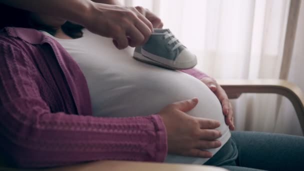 怀孕的夫妇在家里感到爱和放松. — 图库视频影像