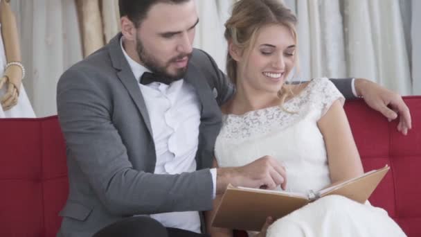 Novia feliz y novio en vestido de novia prepararse para casarse en la ceremonia de la boda. — Vídeo de stock