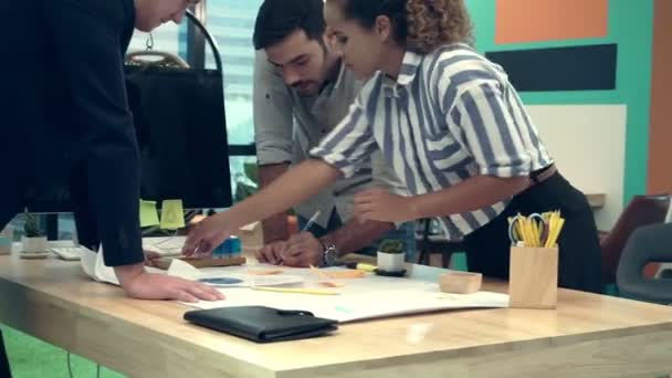 Gruppo creativo di uomini d'affari che conversano alla scrivania dell'ufficio sul posto di lavoro. — Video Stock