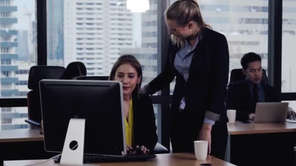 Junge Führungspersönlichkeit gibt jungen Arbeiterinnen Rat. — Stockvideo