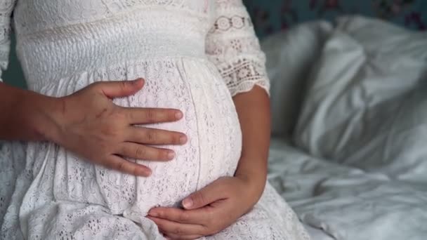 Felice donna incinta e in attesa di bambino a casa. — Video Stock