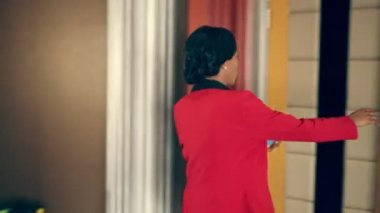 Afrikalı kadın bir sinema salonuna dalıyor.