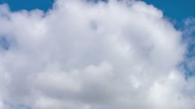 Mavi gökyüzünde hareket eden bulutların zaman akışı