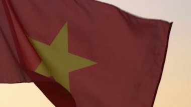 Vietnam bayrağı günbatımı gökyüzünde dalgalanıyor.