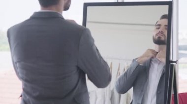 Gelinlikli mutlu gelin ve damat düğün törenine hazırlanın..