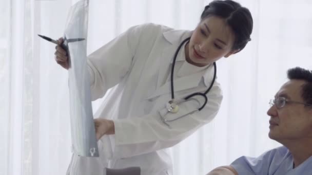 Médico cuidar do paciente no hospital ou clínica médica. Conceito de saúde. — Vídeo de Stock