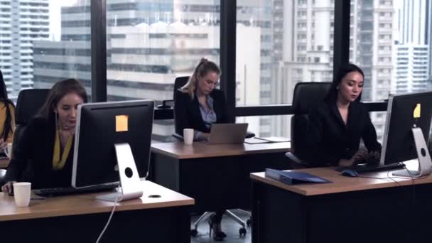 사무실에서 데스크 탑 컴퓨터로 일하는 사업가들. — 비디오